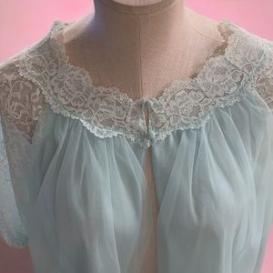Vintage 1960’s Bed Jacket Hollywood Glamour. 🌸 Nylon Tricot in a very soft mint